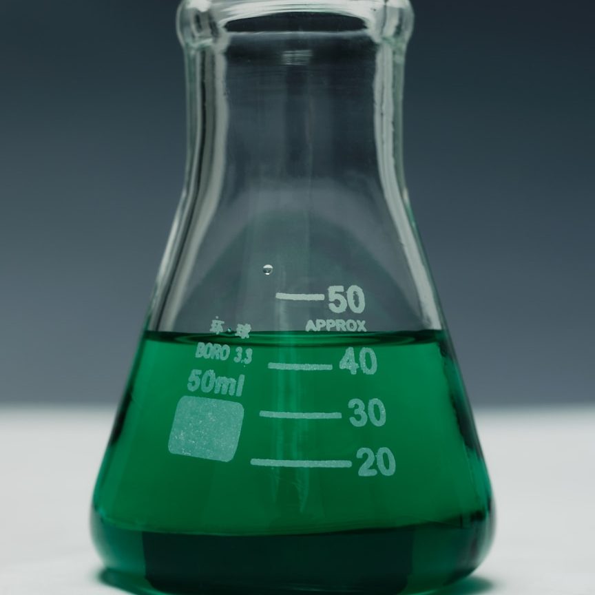 ??? Moderne Bürogebäude mit Glasfassade und schrägem Dach.